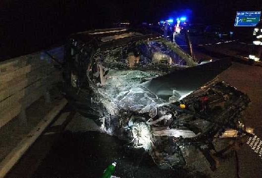 Wypadek na A4. Pijany kierowca renault jechał pod prąd i zderzył się z busem. 6 osób w szpitalu (fot. Policja Podkarpacka)