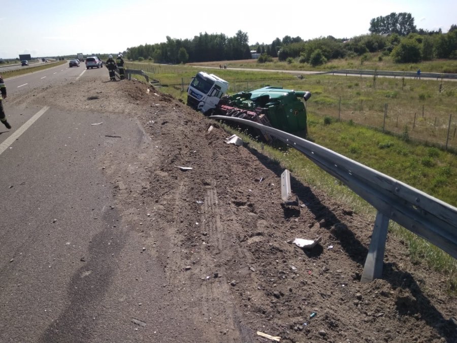 Wypadek na A4. Ciężarówka uderzyła w stojącego na poboczu mercedesa (fot. Policja Podkarpacka)
