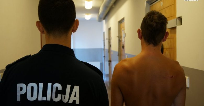 Racibórz: Zadał przypadkowemu przechodniowi kilka ciosów rozbitą butelką. 25-latek odpowie za usiłowanie zabójstwa (fot. Śląska Policja)