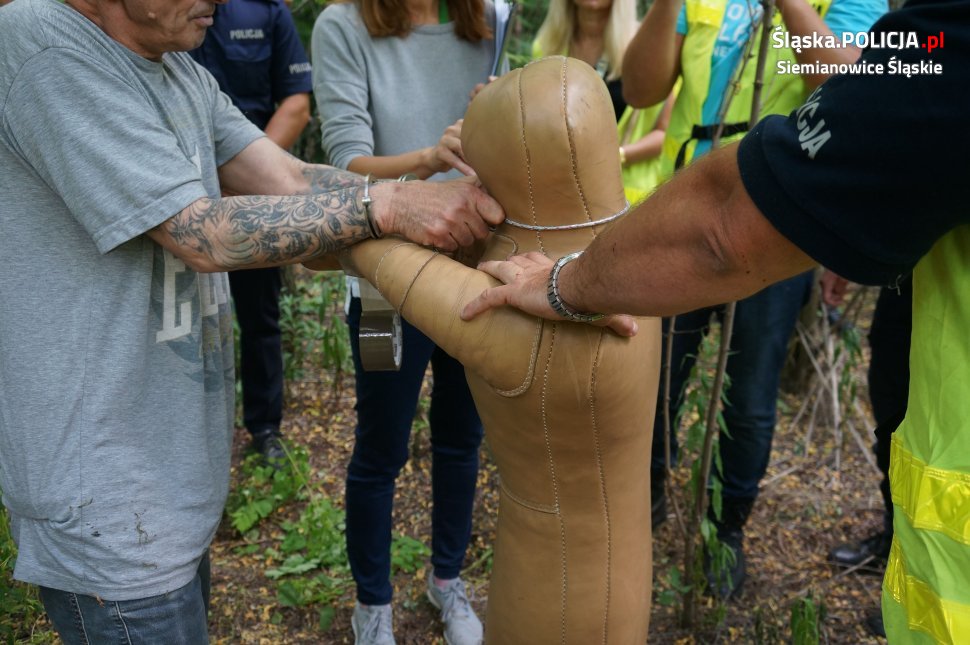 W Siemianowicach Śląskich odbyła się wizja lokalna z mężczyzną, podejrzanym o zabicie 28-latka, którego zwłoki znaleziono zakopane na nieużytkach