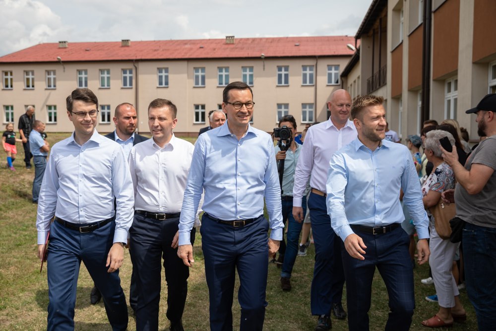 Śląskie: Kuba Błaszczykowski przekonał premiera! Będzie nowe boisko w jego rodzinnych Truskolasach! (fot.KPRM)