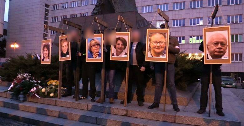 Powiesili zdjęcia europosłów na szubienicach. Do tej pory nikt ze sprawców nie ma zarzutów!