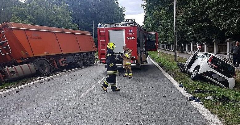 Zderzył się z dwoma ciężarówkami. Kierowca toyoty prawdopodobnie przysnął za kierownicą (fot. Policja Lubelska)
