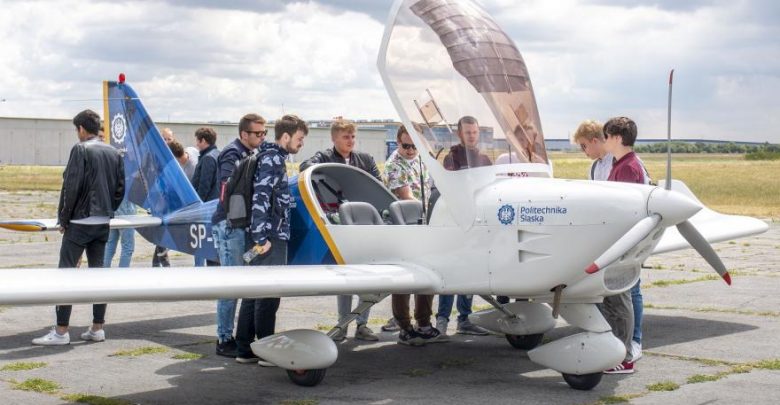 Studenci - przyszli lotnicy - będą mieli do dyspozycji maszyny Aero AT-3. To polskiej produkcji dwumiejscowy samolot szkolno-treningowy i turystyczny, certyfikowany przez Europejską Agencję Bezpieczeństwa Lotniczego EASA (foto.M. Mutwil/PŚ/UM Gliwice)