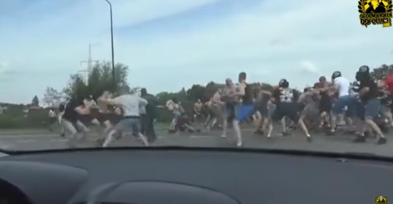 Kibole Rakowa, Chemika i Odry w akcji! Ustawka pseudokibiców na środku drogi! (fot.youtube.com/stadionowi_oprawcy)