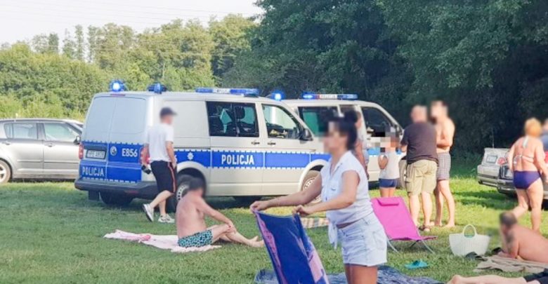 Uciekali przed policją i wjechali na plażę pełną ludzi. Nie wiadomo, kto prowadził BMW. Wszyscy pijani (fot.policja.pl)