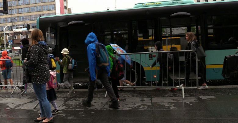 Defilada 15 sierpnia w Katowicach: Pasażerowie stłoczeni jak sardynki przez barierki!