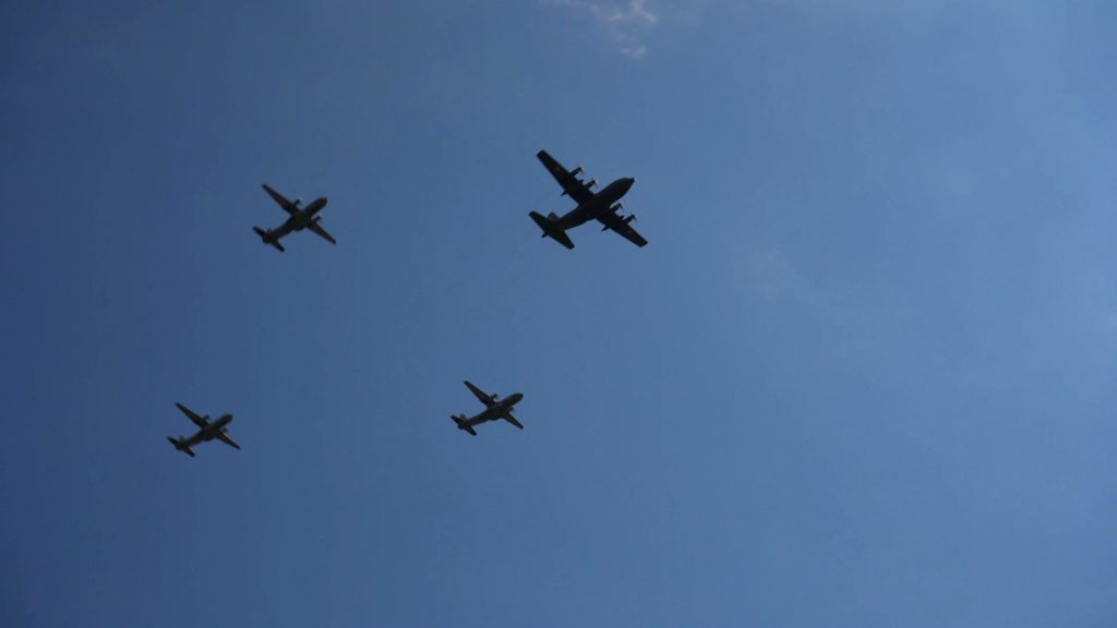 Myśliwce F-16 czy transportowce typu CASA przeleciały dzisiaj nad Katowicami. To część defilady z okazji Święta Wojska Polskiego i 100-lecia Powstań Śląskich