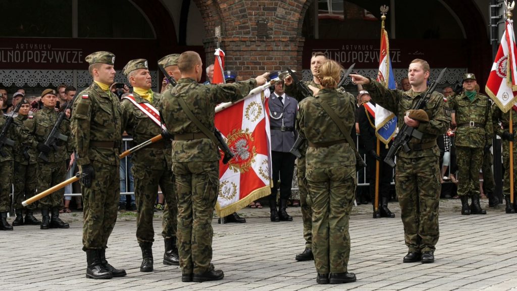 Katowice: Na Nikiszowcu "terytorialsi" składali przysięgę