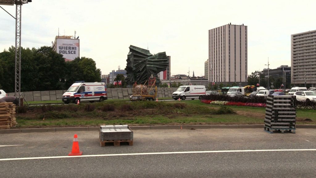 Katowice: Trwa szacowanie szkód po defiladzie. Czołgi zniszczyły krawężniki, ludzie zieleń