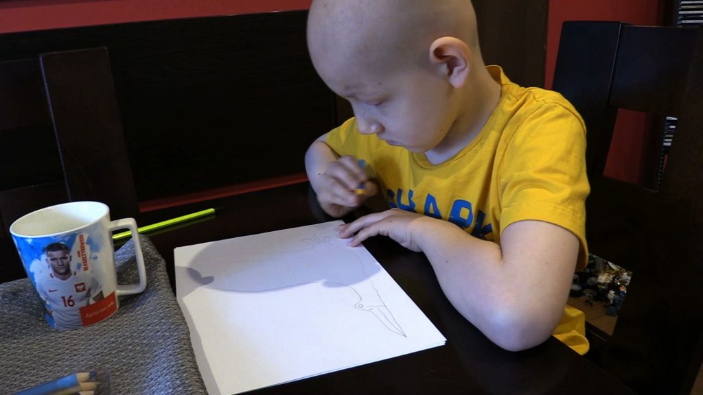 Walka trwa do dziś. Ostatnie 2 lata rodzina spędziła głównie w szpitalu. -Kiedy ostatnio widziałeś przyjaciół? -Nie wiem - odpowiada smutno Filip Abramik, choruje na złośliwy nowotwór mózgu.
