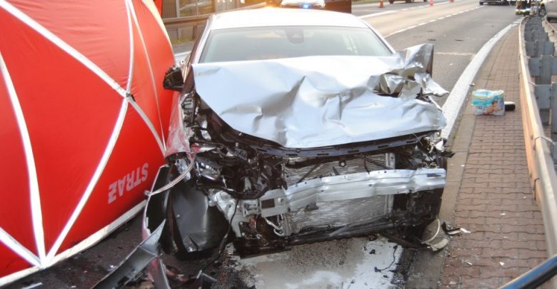 Śląskie: Tragiczny wypadek na DK1 w Goczałkowicach-Zdroju. Nie żyje kierowca opla corsy (fot.KPP Pszczyna)