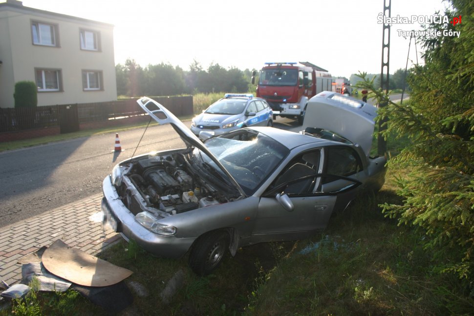 Śląskie: pijany 17-latek wjechał w słup. Auto zostało doszczętnie zniszczone