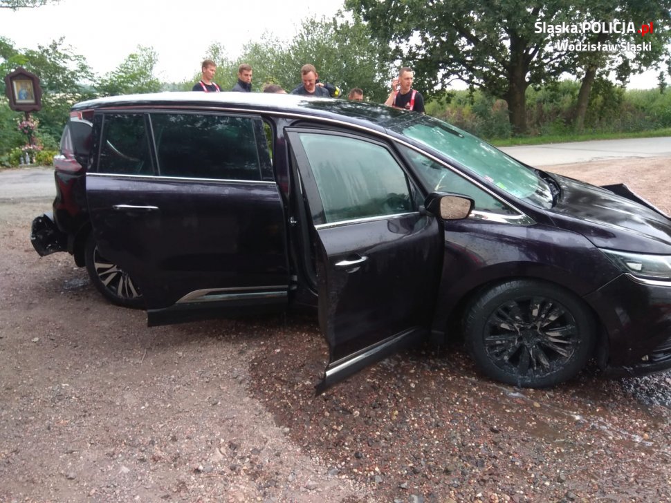 Kierowca osobowego Renault zasnął za kierownicą, a samochód chwilę później zniknął cały pod powierzchnią wody(fot.policja)