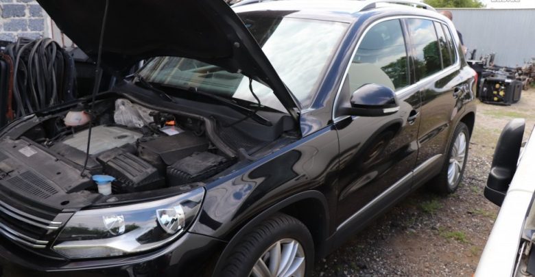 Na zdjęciu jeden z odzyskanych przez policję skradzionych samochodów - VW Caddy