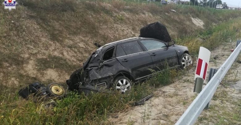 Chciał ominąć przedmiot leżący na jezdni. Wpadł do rowu i dachował. Zginął wnuczek kierowcy (fot.Policja Lubelska)