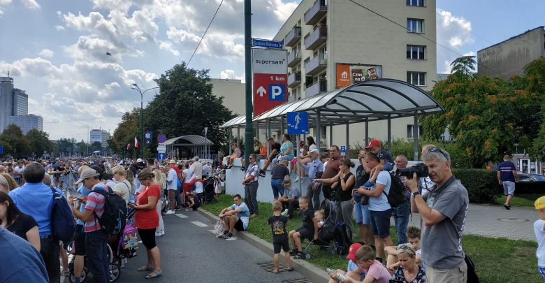 Coraz większe tłumy w Katowicach na trasie przemarszu defilady Wierni Polsce (fot.Wojciech Żegolewski)