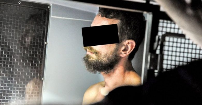 Nagi mężczyzna zaatakował policjanta na środku drogi! Zobaczcie WIDEO!