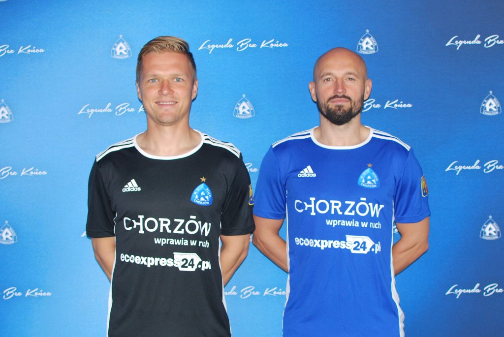 Ruch Chorzów zaprezentował dzisiaj swoje nowe wzory strojów wyjazdowych. Na wyjeździe "Niebiescy" będą "czarni" (fot.Ruch Chorzów)