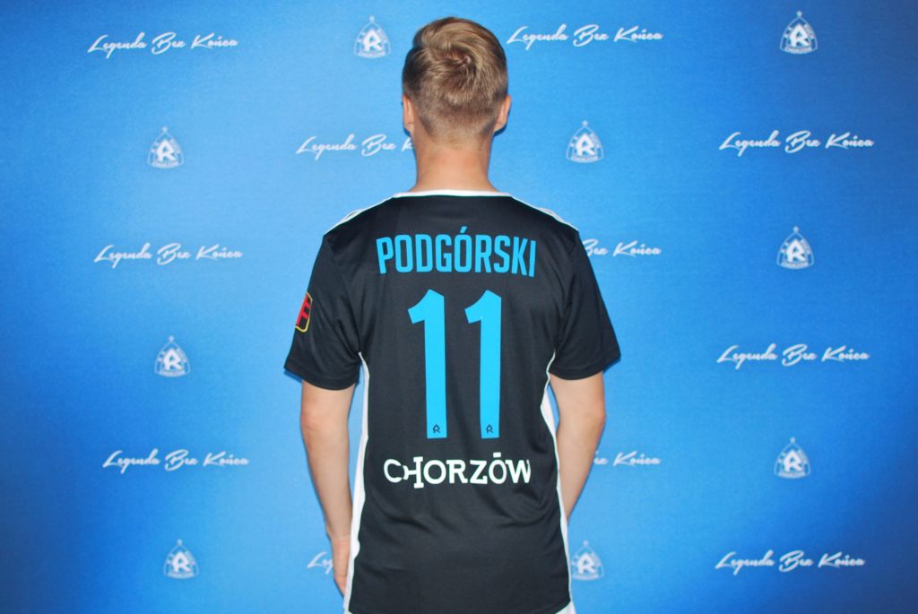 Ruch Chorzów zaprezentował dzisiaj swoje nowe wzory strojów wyjazdowych. Na wyjeździe "Niebiescy" będą "czarni" (fot.Ruch Chorzów)