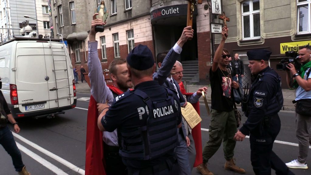 Przed startem Marszu Równości odbyła się kontrmanifestacja Młodzieży Wszechpolskiej. Kontrmanifestantom towarzyszyły banery anty LGBT oraz kontrowersyjne okrzyki