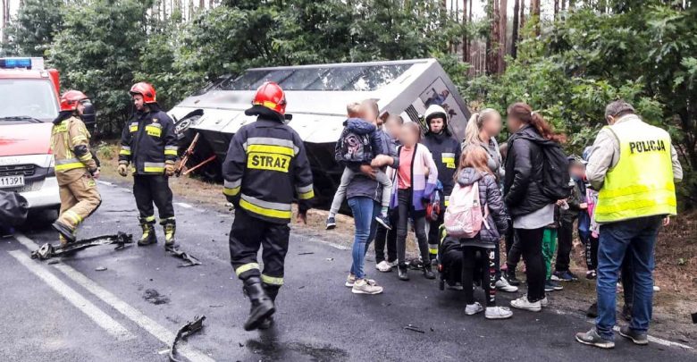 Autobus z dziećmi przewrócił się. Wcześniej zderzył się z golfem (fot. Policja Lubuska)