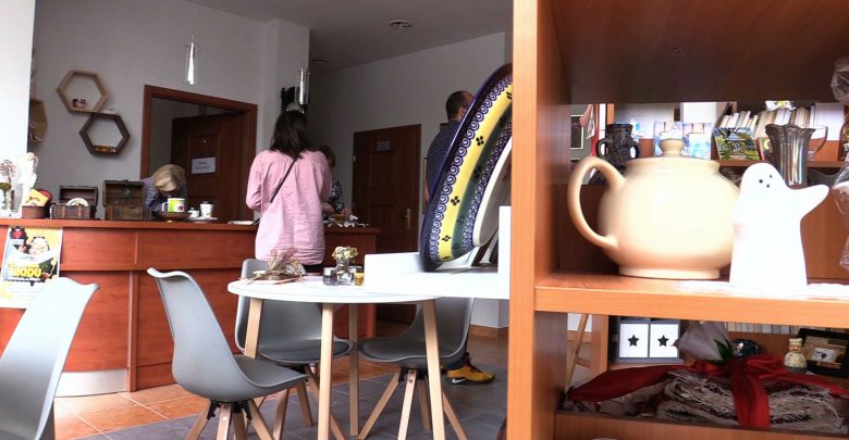 Sklep charytatywny, to pierwsze tego typu miejsce w Sosnowcu. Można przynosić tu zbędne rzeczy ze swojego domu jak porcelanę, książki, biżuterię, akcesoria i inne, które później inni ludzie kupują