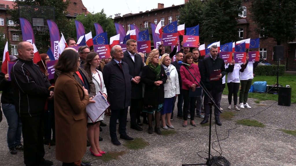 Z kolei w „sercu węgla”, czyli katowickim Nikiszowcu swoich kandydatów prezentowała Lewica. Miał się pojawić także lider ugrupowania Włodzimierz Czarzasty. Ale utknął w korku