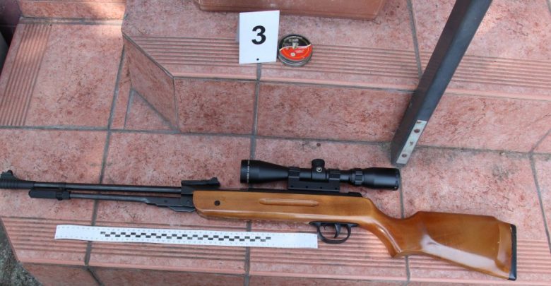 Policja z Jaworzna zatrzymała 41-letniego mężczyznę, który próbował zabić swojego ojczyma strzelając do niego z wiatrówki. Mężczyzna usłyszał już zarzuty i został tymczasowo aresztowany na trzy miesiące.