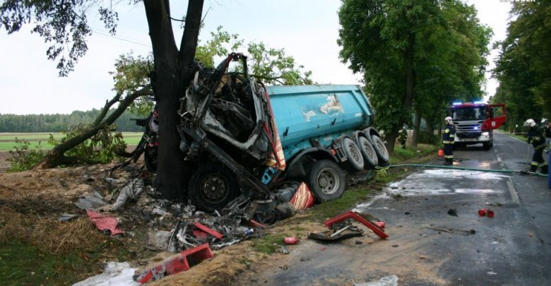 Śląskie: Tragiczna śmierć 68-letniego kierowcy. Uderzył ciężarówką w drzewo (fot. KPP w Kłobucku)