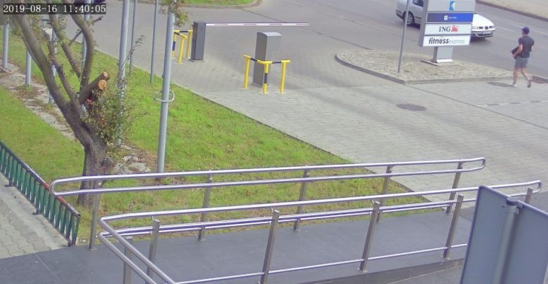 Rybnik: Złodzieje obserwowali kobietę wypłacającą 21 tysięcy. Policja szuka i pieniędzy i złodziei (fot.KMP Rybnik)