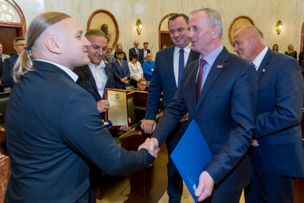 Złota Odznaka Honorowa za Zasługi dla Województwa Śląskiego trafiła w ręce Łukasza i Pawła Golców – liderów zespołu Golec uOrkiestra