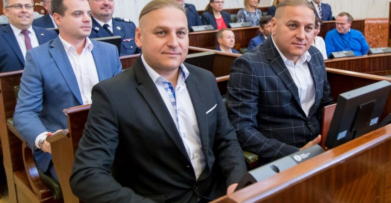 Złota Odznaka Honorowa za Zasługi dla Województwa Śląskiego trafiła w ręce Łukasza i Pawła Golców – liderów zespołu Golec uOrkiestra