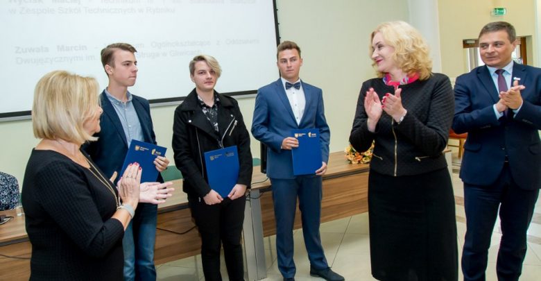 Zarząd Województwa Śląskiego przyznał 30 stypendiów dla najzdolniejszych uczniów naszego województwa (fot.slaskie.pl)