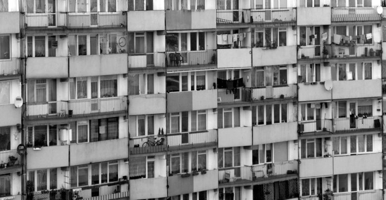 26-latek wypadł z okna na 18 piętrze. Spadł prosto na 18-latka. Jeden nie żyje, drugi walczy o życie w szpitalu (fot.poglądowe)