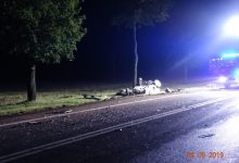 "Poszli na czołówkę" z ciężarowym volvo. Małżeństwo nie żyje (fot.KWP Kraków)