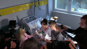 W towarzystwie kamer, w świetle jupiterów – razem po prawie 200 dniach ciężkiej rehabilitacji. Paulina i urodzona kilka dni temu Pola, której życie do końca nie była pewne
