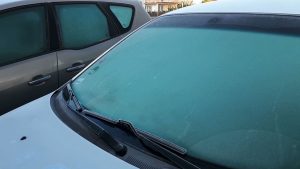 Mimo października efekty pierwszych mrozów kierowcy odczuli już na własnej skórze. Poranne skrobanie oszronionych szyb to jednak nie jedyne zmartwienie zmotoryzowanych