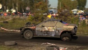Rozwalić auto w szczytnym celu? To możliwe tylko na Wrak Race Silesia!