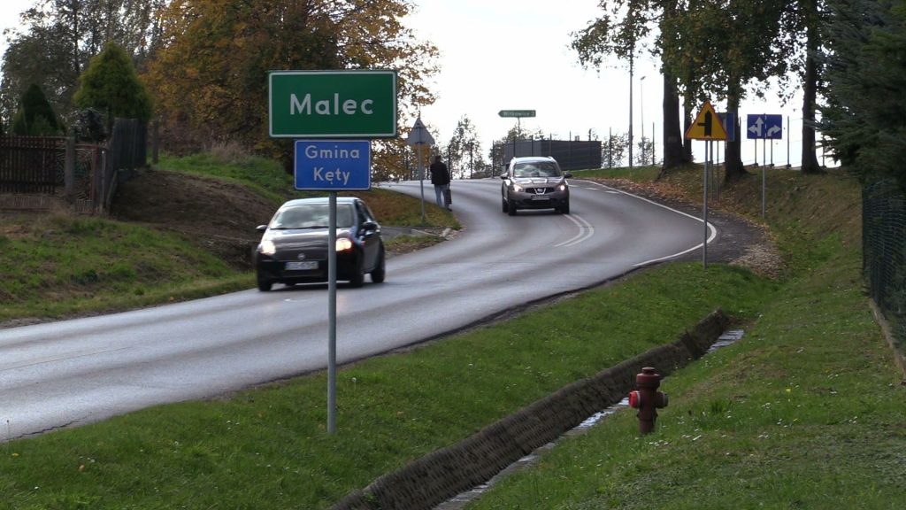 Ludzie pokazują na pobliski las i mówią - to niewyjaśnione, nie wiemy skąd się tam to wzięło! I dodają - w lesie stał się chyba cud!