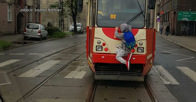 Spiderman z Bytomia! Chłopiec jechał uczepiony tramwaju!