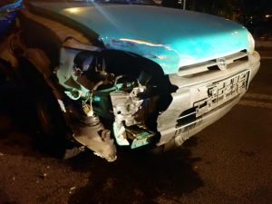 77-letni kierowca Opla Corsy nie ustąpił pierwszeństwa, 19-letni motocyklista nie miał szans uniknąć zderzenia. Groźny wypadek w Rybniku. 19-letni motocyklista trafił do szpitala