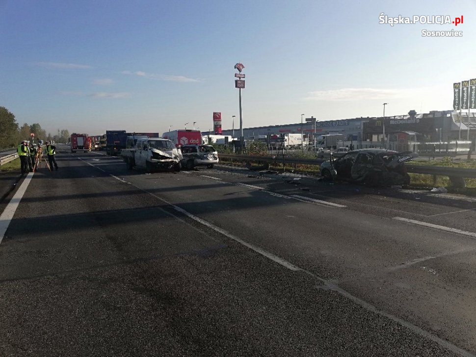 Karambol na trasie S1 w Sosnowcu, jaki miał miejsce dzisiaj rano sparaliżował kompletnie ruch na tej trasie! Do szpitala trafiły 4 ranne osoby.