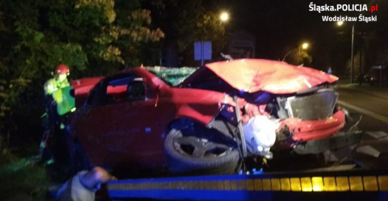 Śląskie: Koszmarny wypadek pijanego 24-latka! Auto jest kompletnie zmiażdżone! (fot.policja)