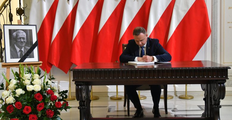 Księga kondolencyjna po śmierci Kornela Morawieckiego. Pogrzeb w sobotę, 5 października (fot.sejm.gov.pl)
