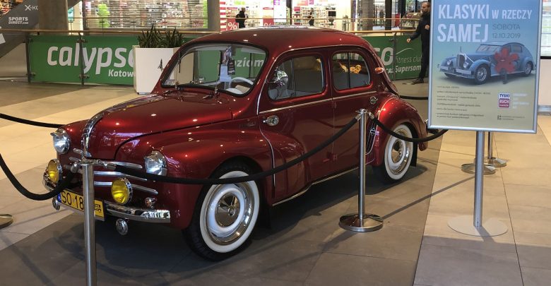 Legendarne Renault 4CV - rocznik 1950 od kilku dni przyciągał wzrok gości katowickiego Supersamu. To tylko jedna z zabytkowych perełek motoryzacji, jaka zjawiła się na dachu CH Supersam w Katowicach