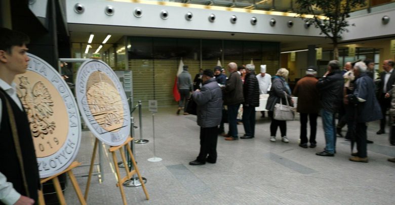 Gigantyczna kolejka pod NBP! 5 złotych z Kopcem Wyzwolenia w Piekarach Śląskich to hit!