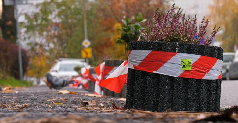 Katowice: Mieszkańcy Koszutki walczą z dzikim parkowaniem i stawiają klomby z roślinami!