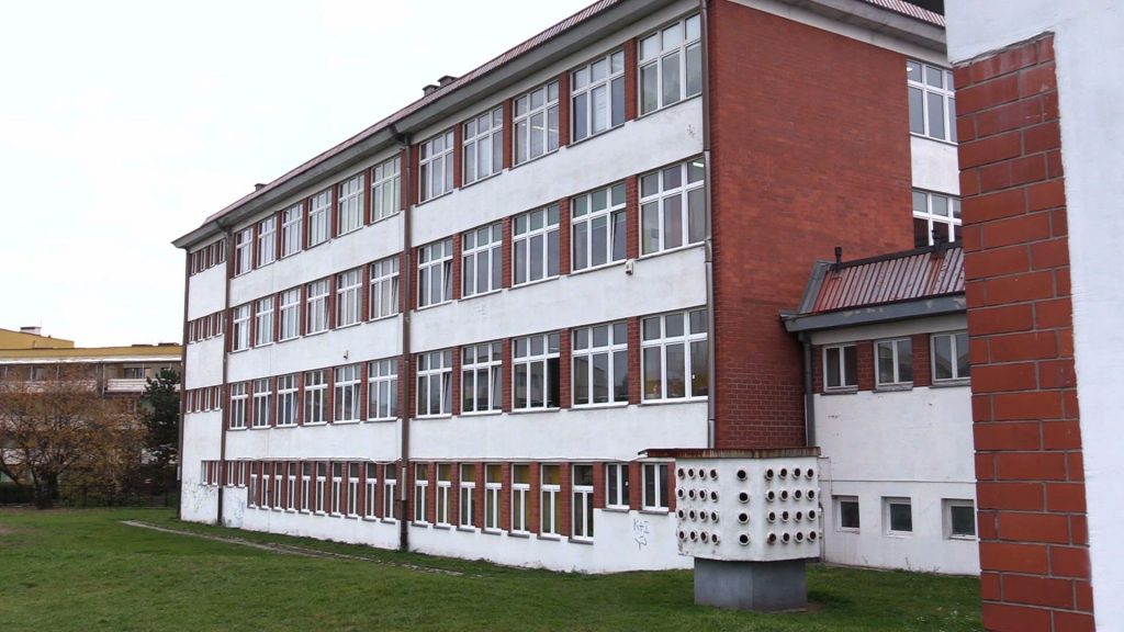 Młodzież z II Liceum Ogólnokształcącego w Jaworznie murem za swoją szkołą. Bo w jaworznickiej oświacie szykuje się prawdziwe trzęsienie ziemi. Ma tu dojść do reorganizacji w aż 9 s, a szkoły mają zmienić swoje siedziby