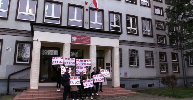 Młodzież z II Liceum Ogólnokształcącego w Jaworznie murem za swoją szkołą. Bo w jaworznickiej oświacie szykuje się prawdziwe trzęsienie ziemi. Ma tu dojść do reorganizacji w aż 9 s, a szkoły mają zmienić swoje siedziby